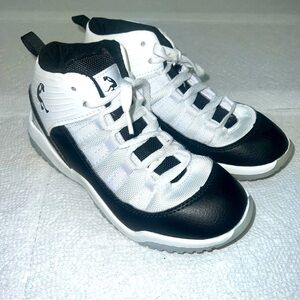Boys Shaq Athletic Shoes Size 2Y Black and White